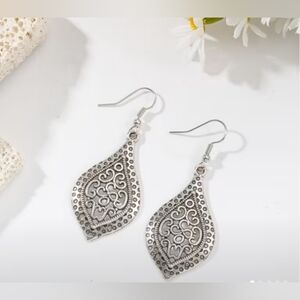 5/20 Elegant Silver Teardrop Filgree Earrings